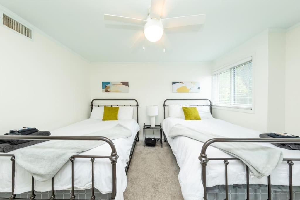 Modern 2br With Optional Parking Near Vanderbilt & Music Row, Walk To Centennial Park & Mins To Broadway Nashville