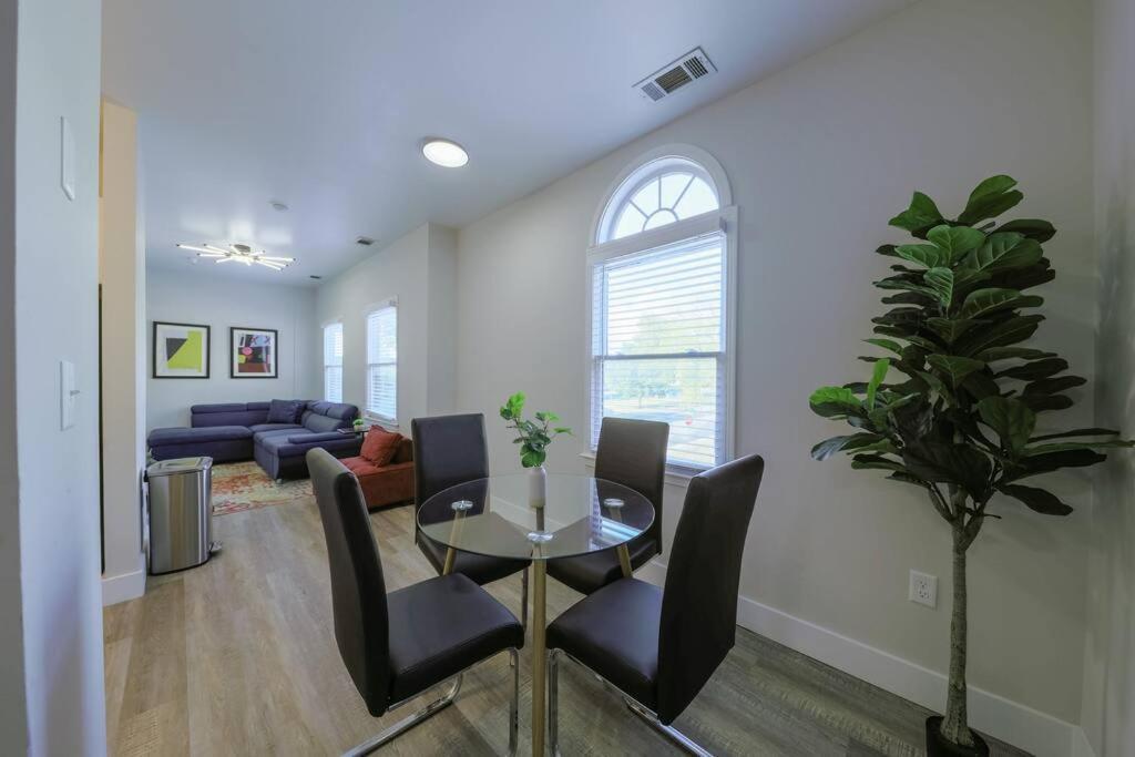 Chic 2br With Optional Parking Mins To Music Row, Vanderbilt & Broadway Apartment *