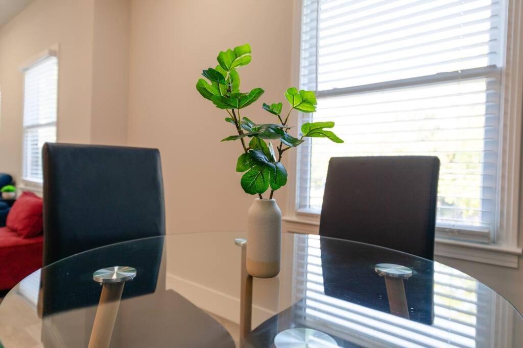 Apartment Chic 2br With Optional Parking Mins To Music Row, Vanderbilt & Broadway Nashville