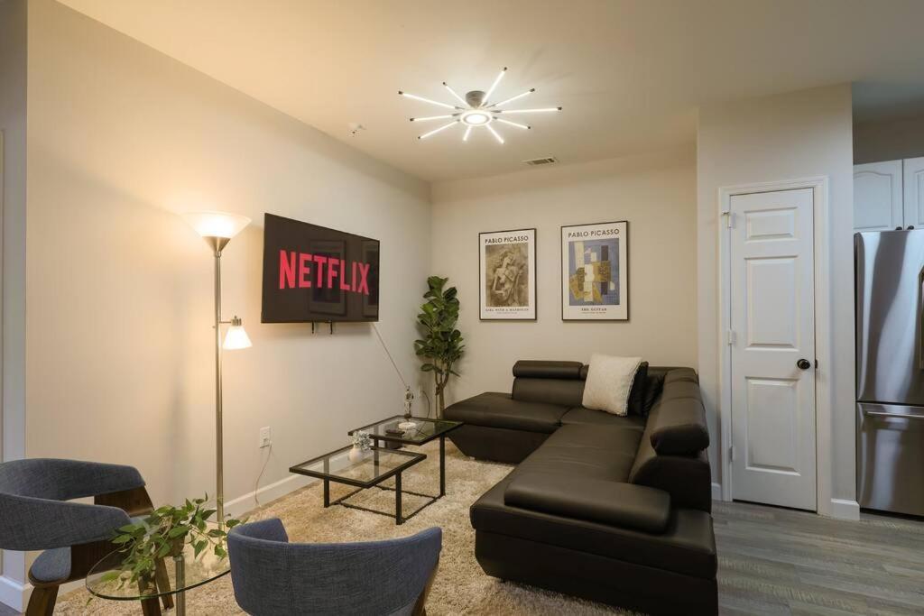 Apartment Trendy 2br Unit With King Beds And Optional Parking Near Broadway, Downtown & Hospitals Nashville
