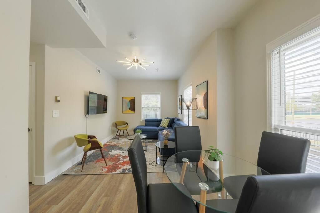 Apartment Minutes To Broadway- King Bed And Optional Garage Parking