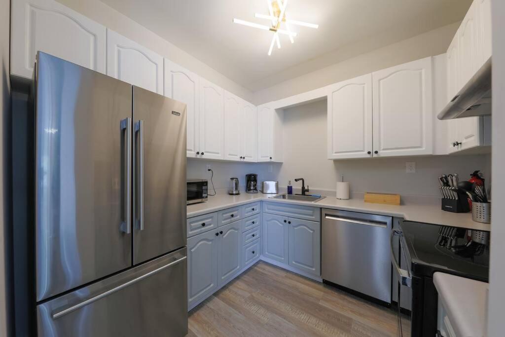 Minutes To Broadway- King Bed And Optional Garage Parking Apartment