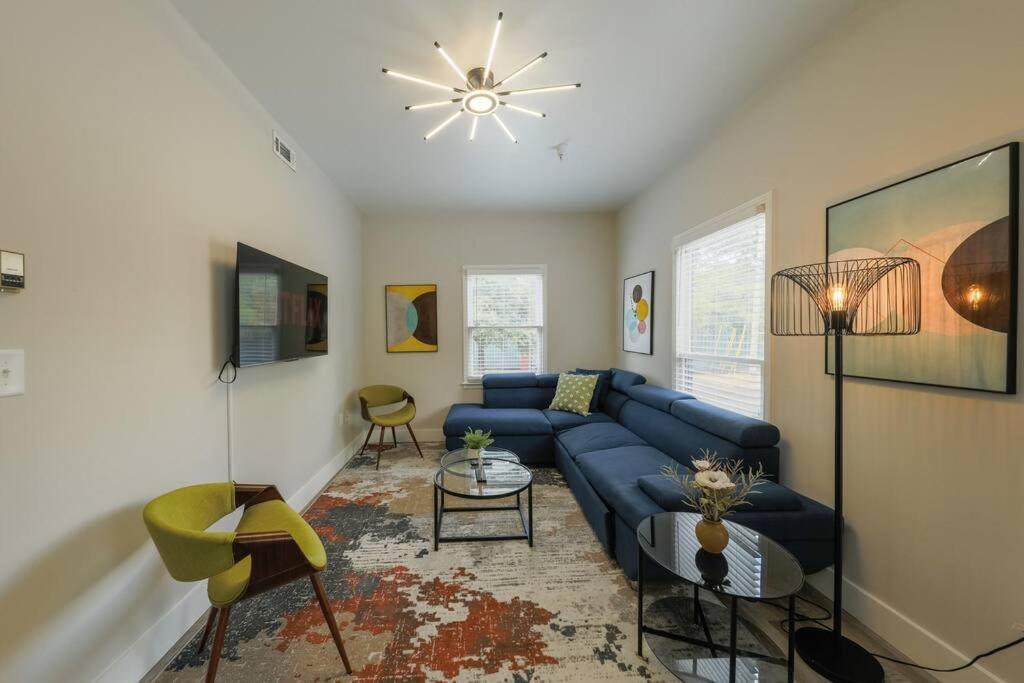 Apartment Minutes To Broadway- King Bed And Optional Garage Parking