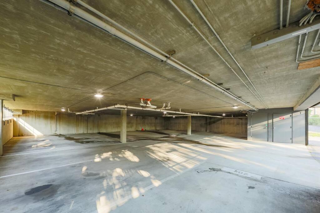 Apartment Minutes To Broadway- King Bed And Optional Garage Parking *