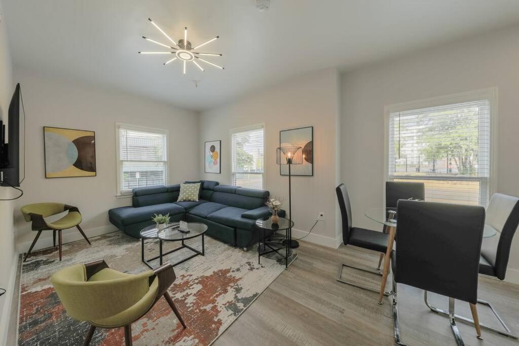 Minutes To Broadway- King Bed And Optional Garage Parking Apartment Nashville
