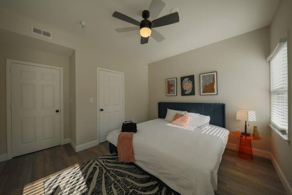 Vibrant 2br Getaway With Optional Parking Near Broadway, Midtown Bars & Music Row Apartment *