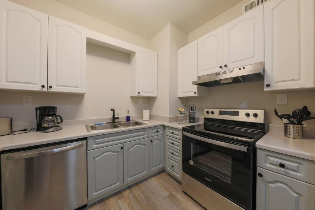 Vibrant 2br Getaway With Optional Parking Near Broadway, Midtown Bars & Music Row Apartment *