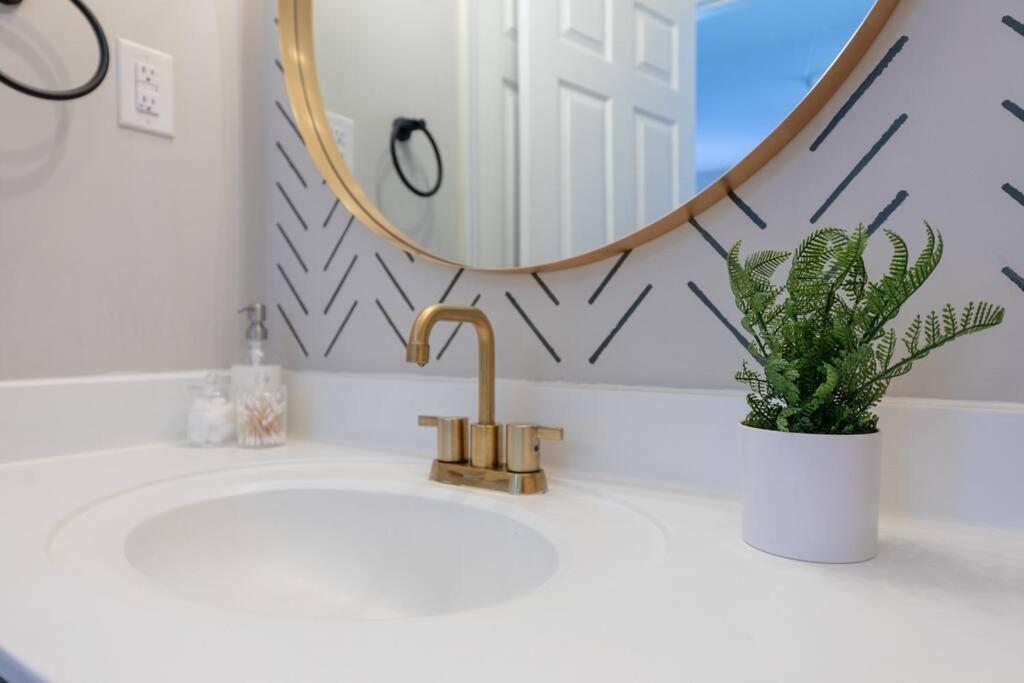 Vibrant 2br Getaway With Optional Parking Near Broadway, Midtown Bars & Music Row *