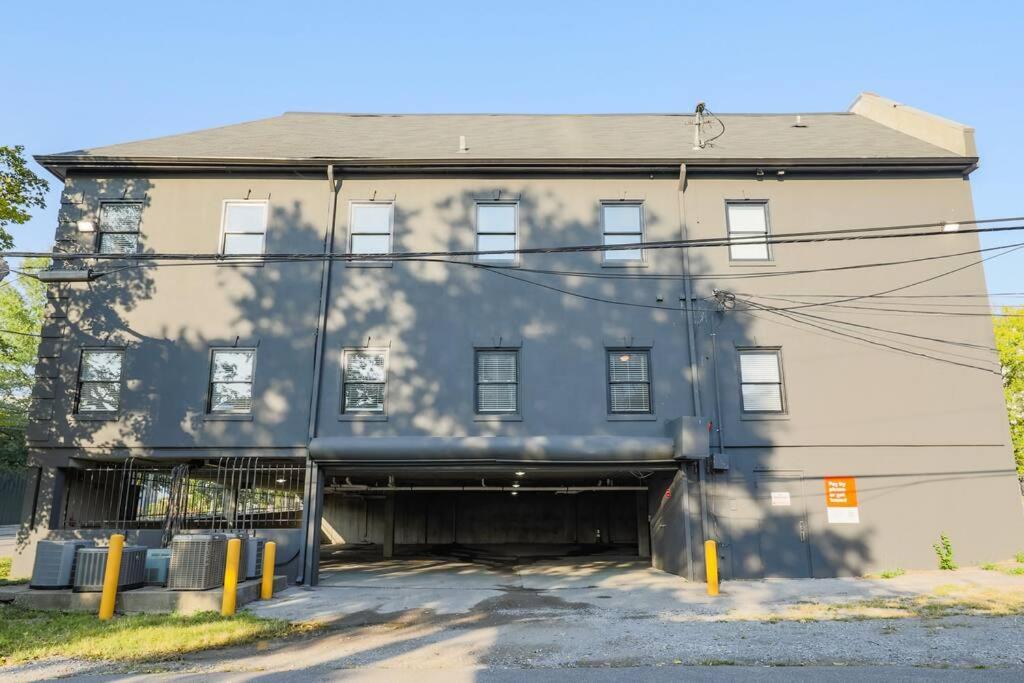 Vibrant 2br Getaway With Optional Parking Near Broadway, Midtown Bars & Music Row Apartment