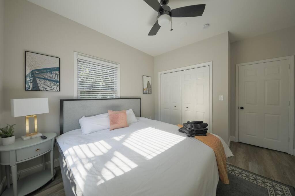 Vibrant 2br Getaway With Optional Parking Near Broadway, Midtown Bars & Music Row Apartment *