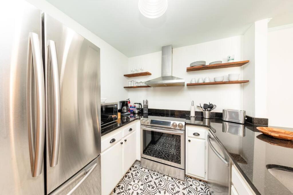 Luxury Midtown 2br Family Sleeps 8 Guests With Private Balcony And Optional Parking Walk To Parthenon & Vanderbilt Near Broadway Apartment *