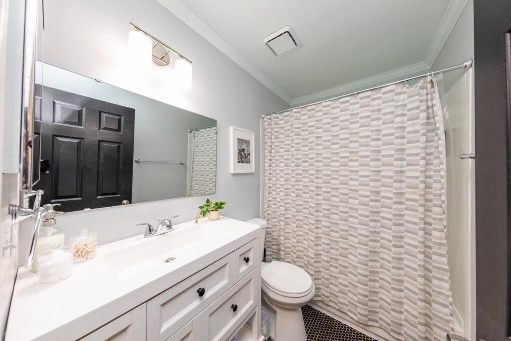 Luxury Midtown 2br Family Sleeps 8 Guests With Private Balcony And Optional Parking Walk To Parthenon & Vanderbilt Near Broadway *