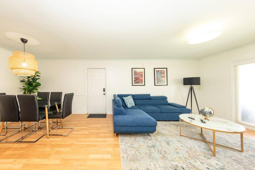 Luxury Midtown 2br Family Sleeps 8 Guests With Private Balcony And Optional Parking Walk To Parthenon & Vanderbilt Near Broadway *