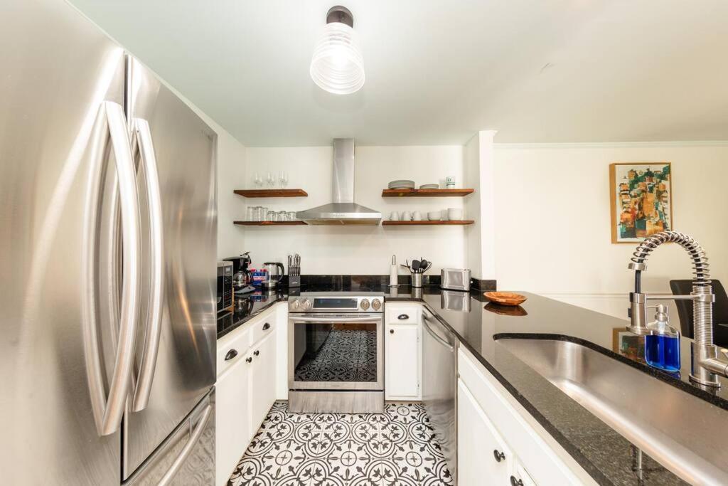 Apartment Luxury Midtown 2br Family Sleeps 8 Guests With Private Balcony And Optional Parking Walk To Parthenon & Vanderbilt Near Broadway Nashville