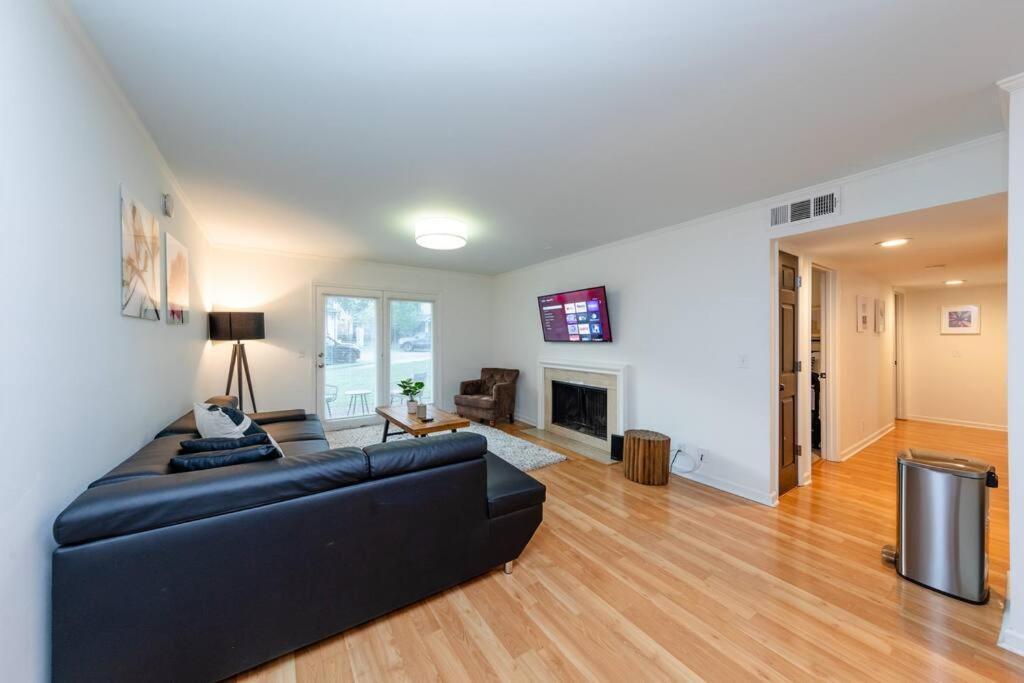 Apartment Bright & Cozy 2br Family Sleeps 6 With Private Balcony And Optional Parking Near Centennial Park & Broadway