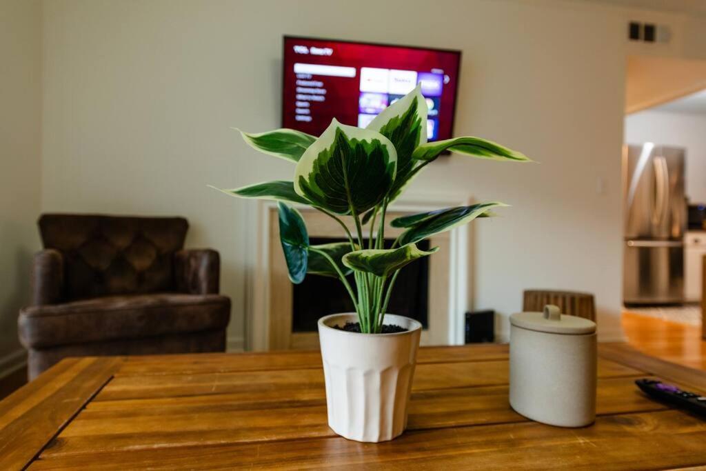 Bright & Cozy 2br Family Sleeps 6 With Private Balcony And Optional Parking Near Centennial Park & Broadway Nashville