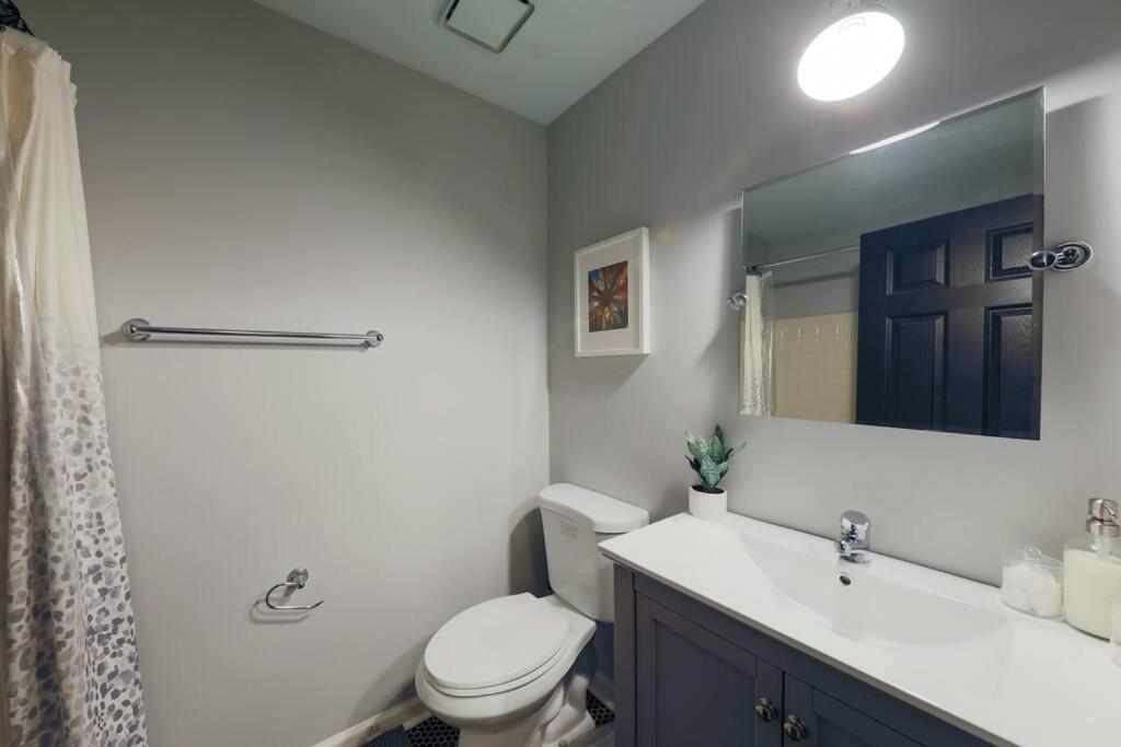 Bright & Cozy 2br Family Sleeps 6 With Private Balcony And Optional Parking Near Centennial Park & Broadway * Nashville
