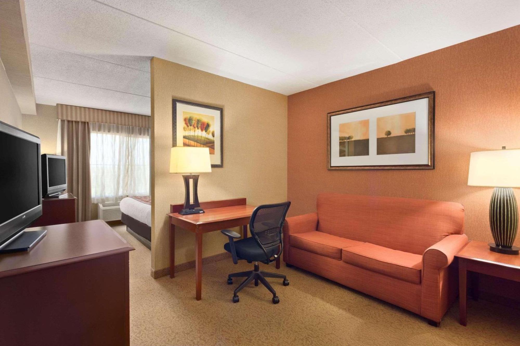 Hotel Country & By Radisson Airport Tn 3*