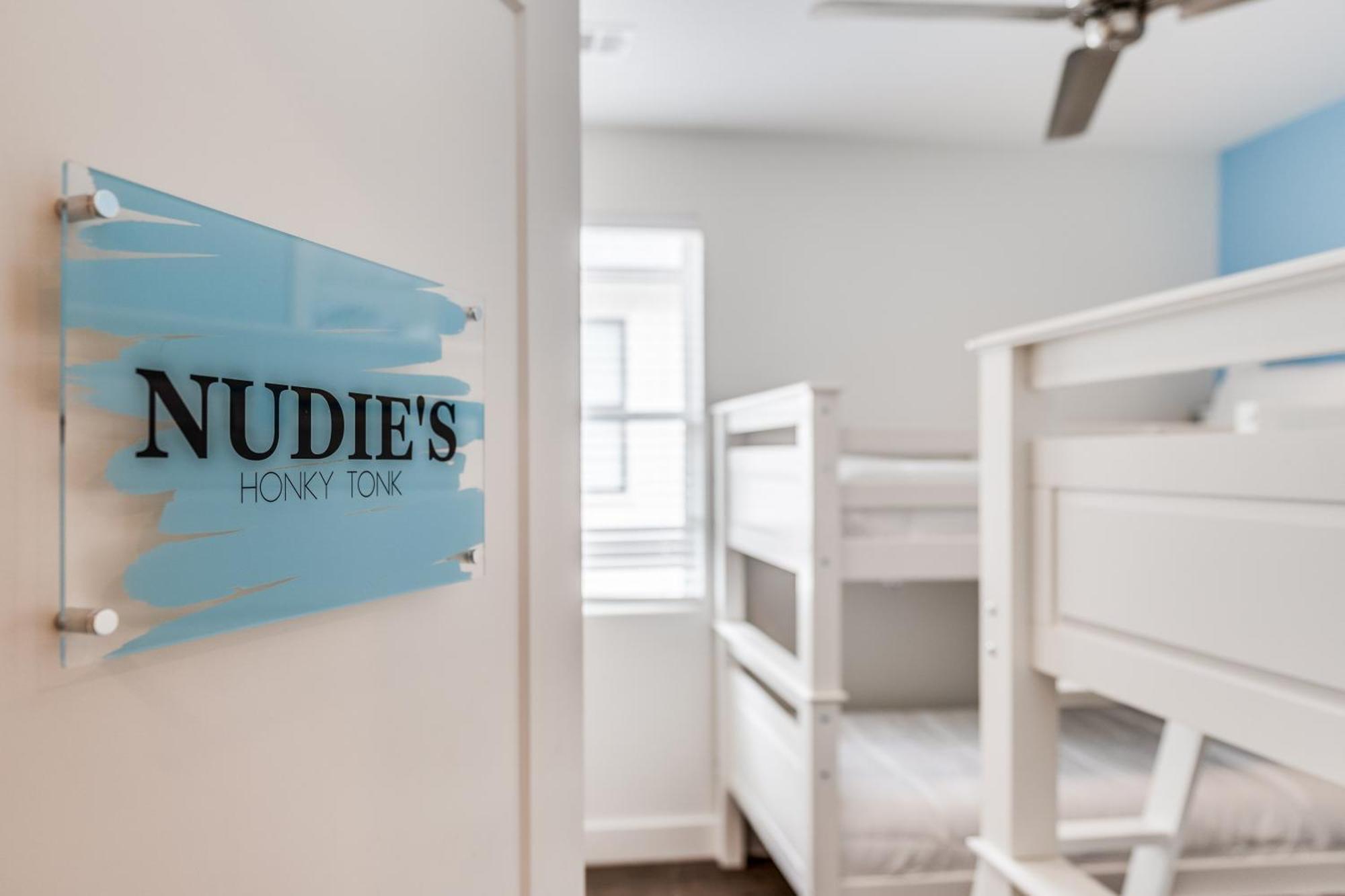 Nash House & Bars Of Broadway With Hot Tub, Rooftop Bar And Views! 8min Downtown! Sleeps 12! *
