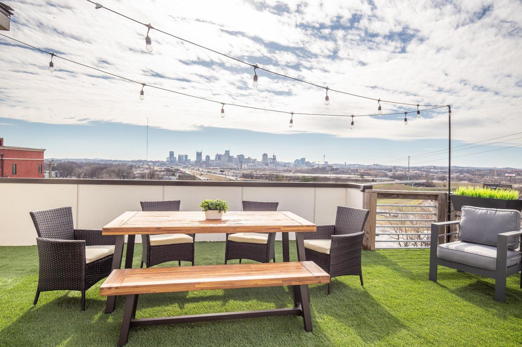 Holiday home Whiskey House With Rooftop Golf, Views! 8min To Downtown! Sleeps 9!