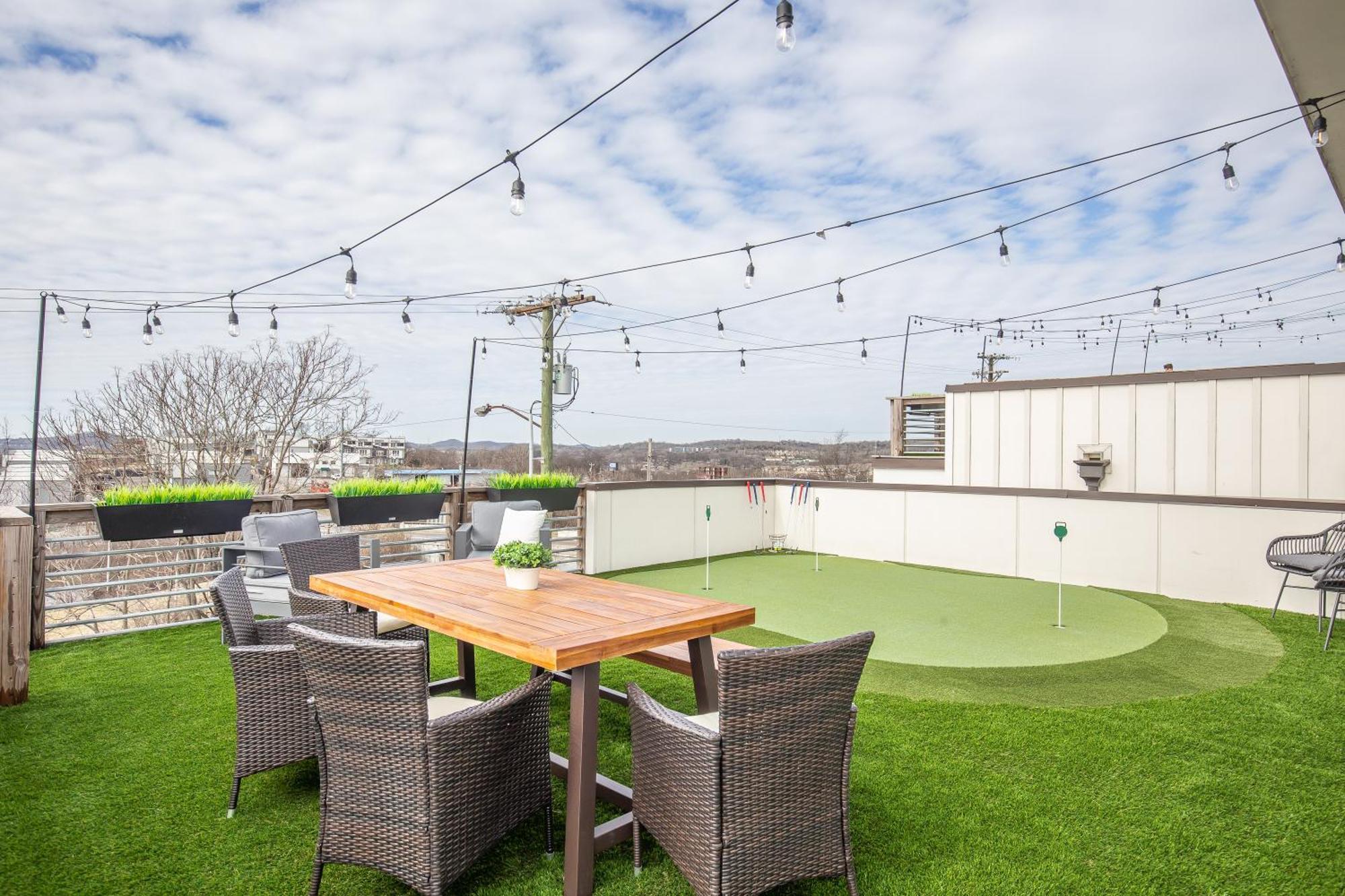 Whiskey House With Rooftop Golf, Views! 8min To Downtown! Sleeps 9! Holiday home Nashville
