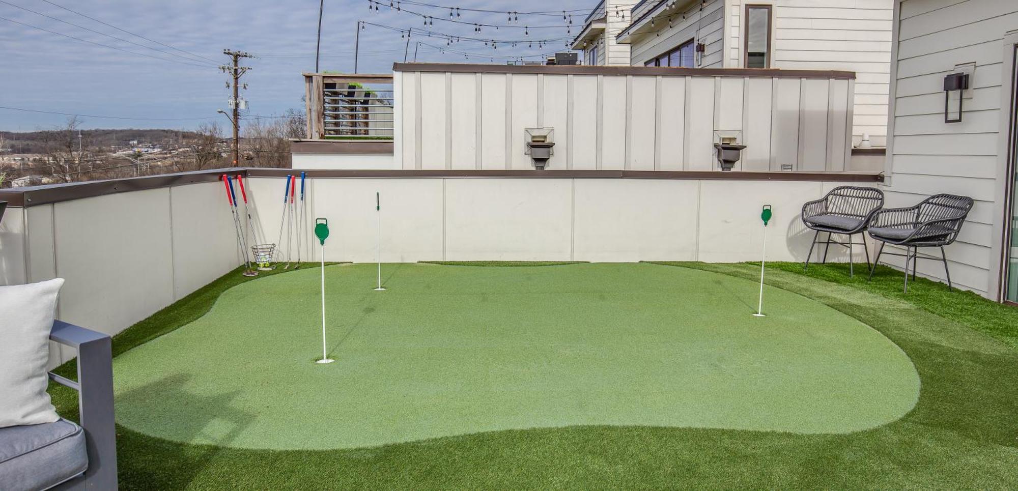 Whiskey House With Rooftop Golf, Views! 8min To Downtown! Sleeps 9! Holiday home