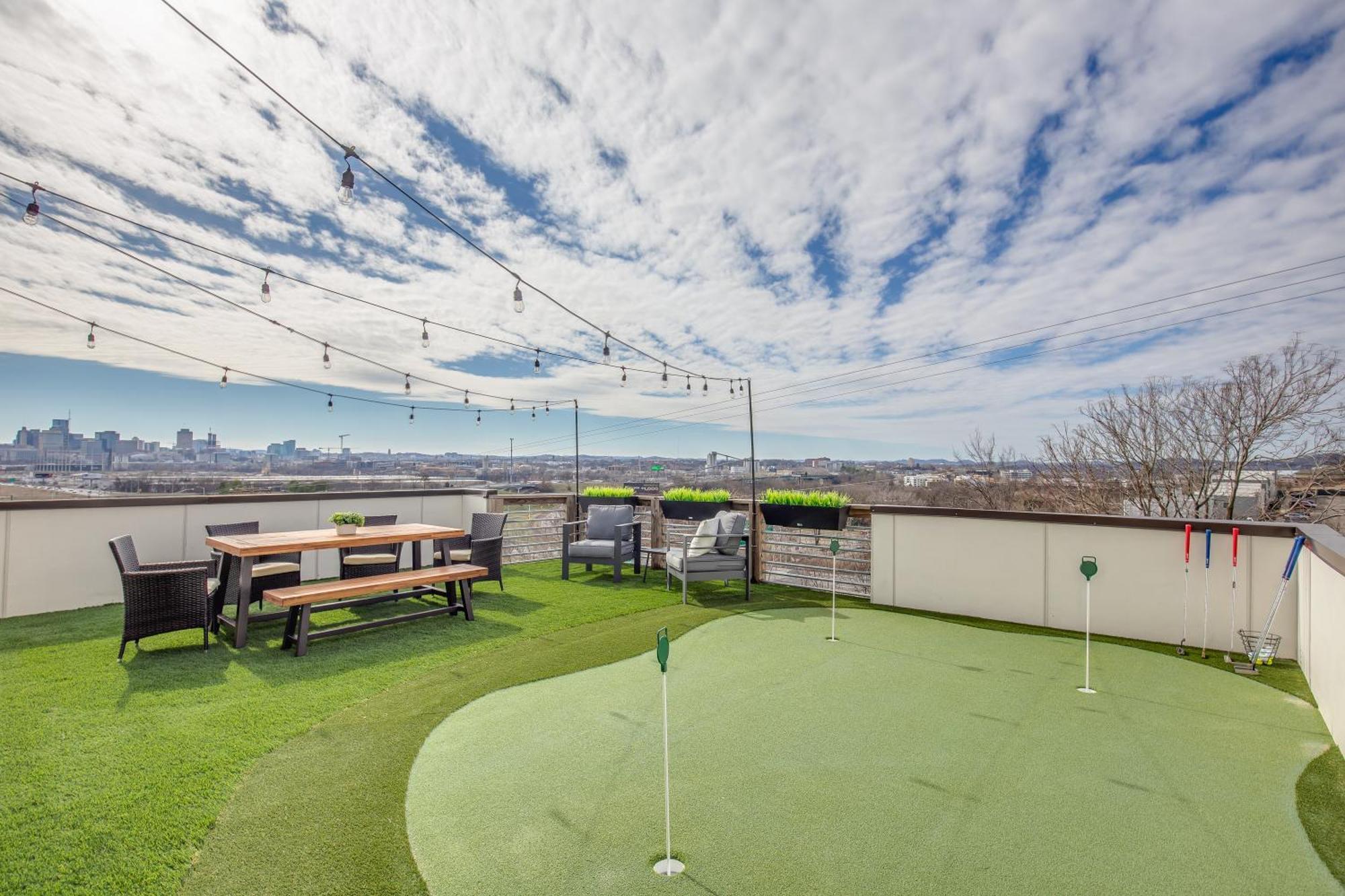 Whiskey House With Rooftop Golf, Views! 8min To Downtown! Sleeps 9!