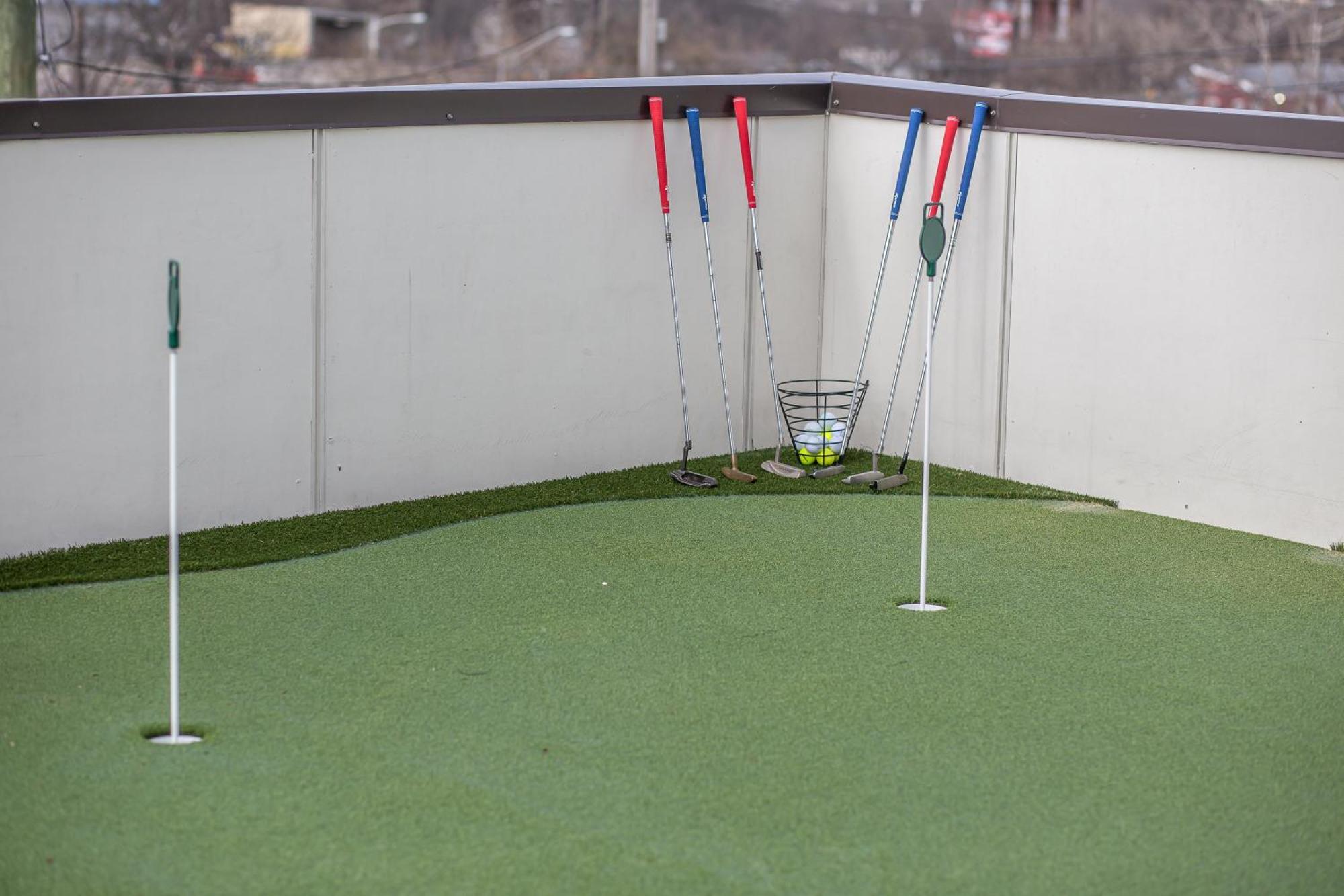 Holiday home Whiskey House With Rooftop Golf, Views! 8min To Downtown! Sleeps 9!