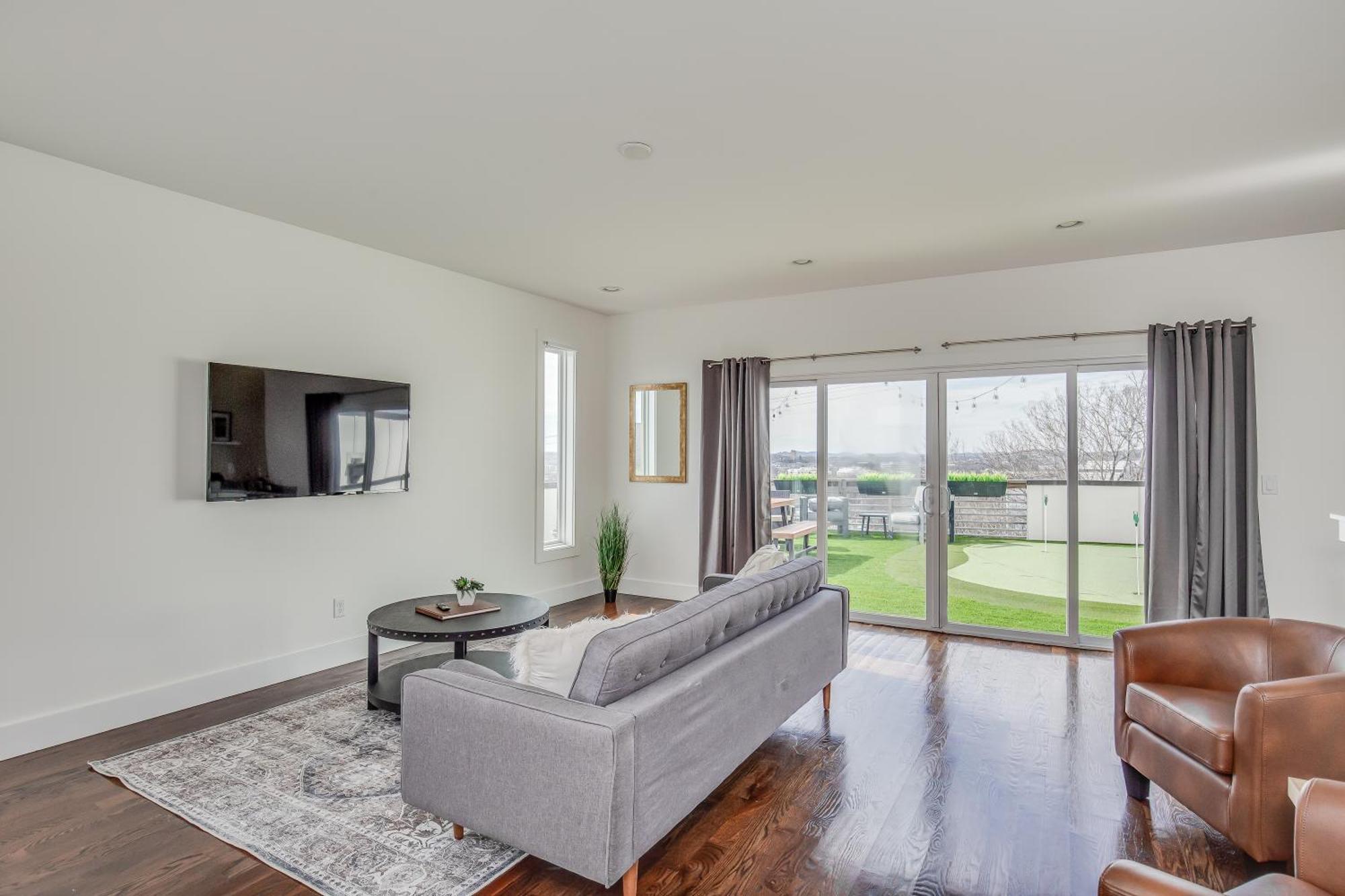 Whiskey House With Rooftop Golf, Views! 8min To Downtown! Sleeps 9! Nashville