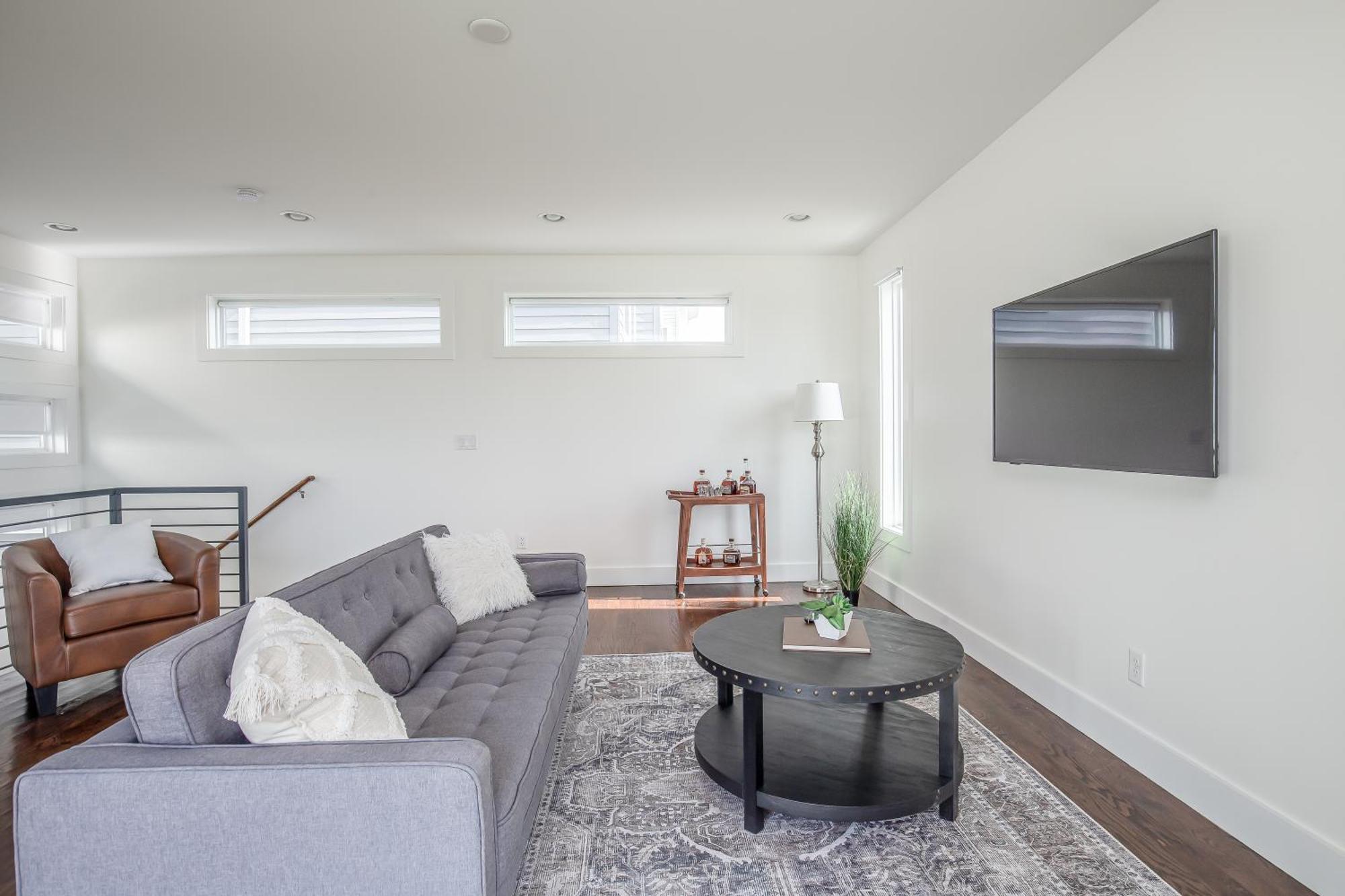 Holiday home Whiskey House With Rooftop Golf, Views! 8min To Downtown! Sleeps 9! *