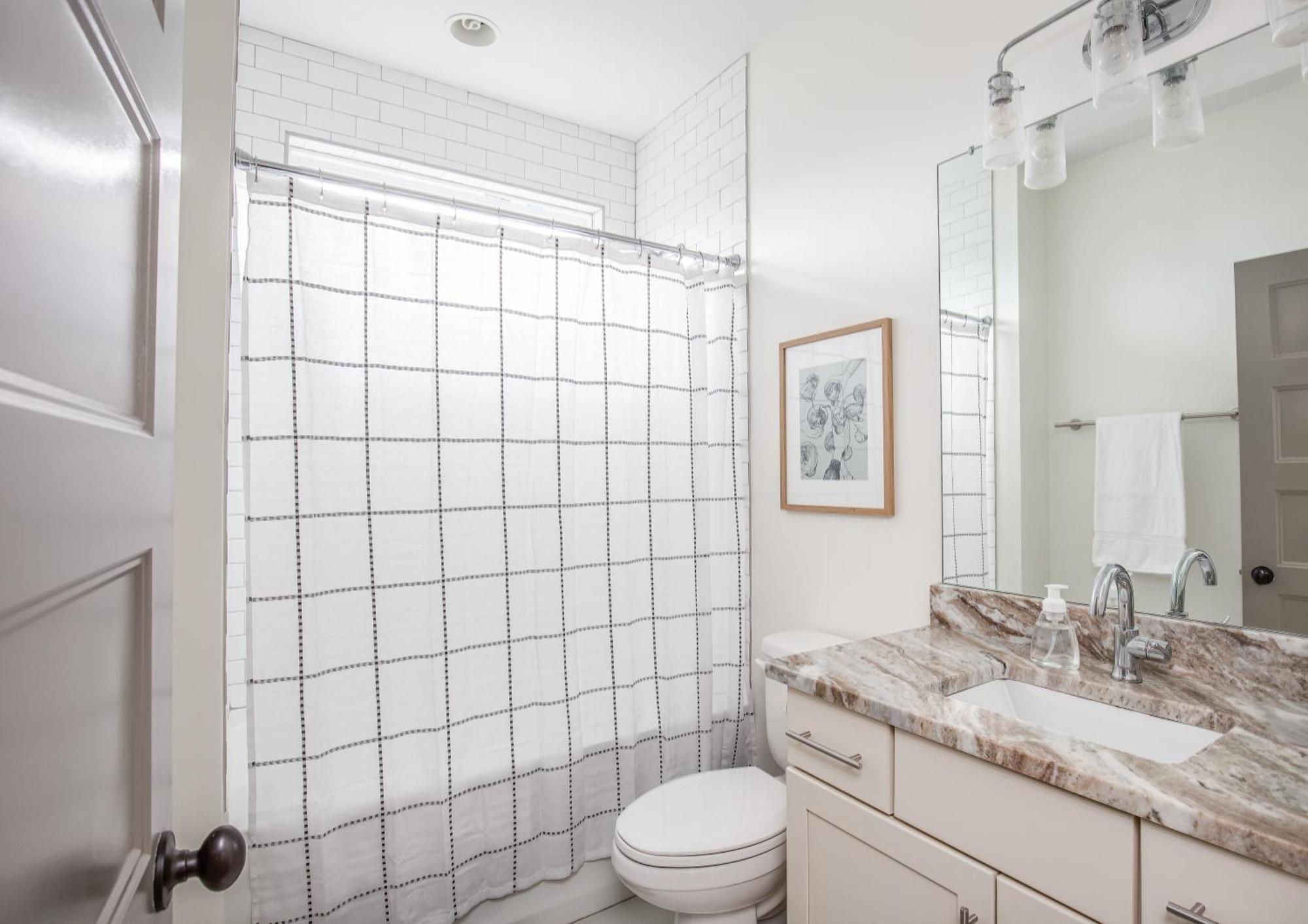 Whiskey House With Rooftop Golf, Views! 8min To Downtown! Sleeps 9! *