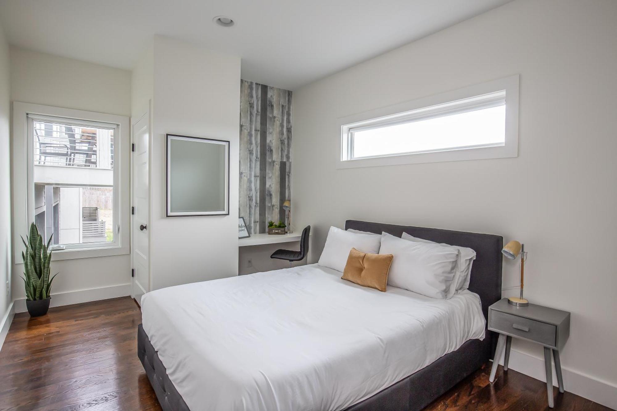 Holiday home Whiskey House With Rooftop Golf, Views! 8min To Downtown! Sleeps 9!
