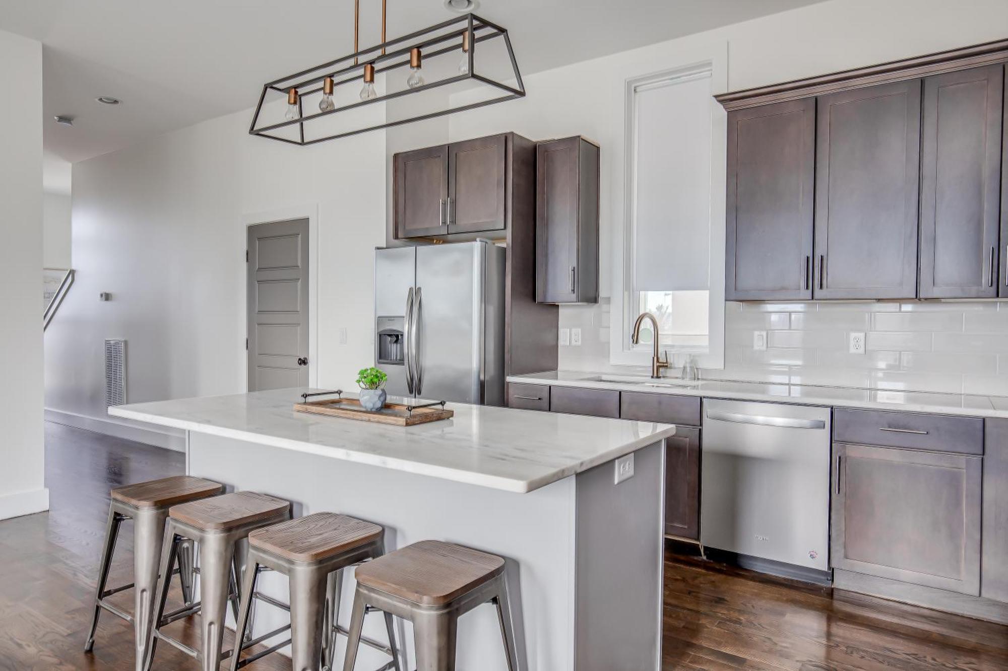 Whiskey House With Rooftop Golf, Views! 8min To Downtown! Sleeps 9! Holiday home Nashville