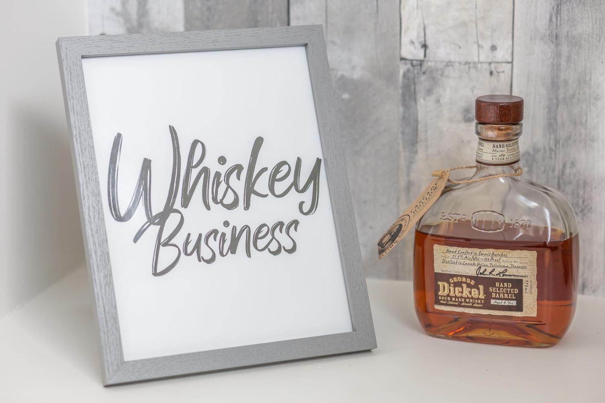 Whiskey House With Rooftop Golf, Views! 8min To Downtown! Sleeps 9! *