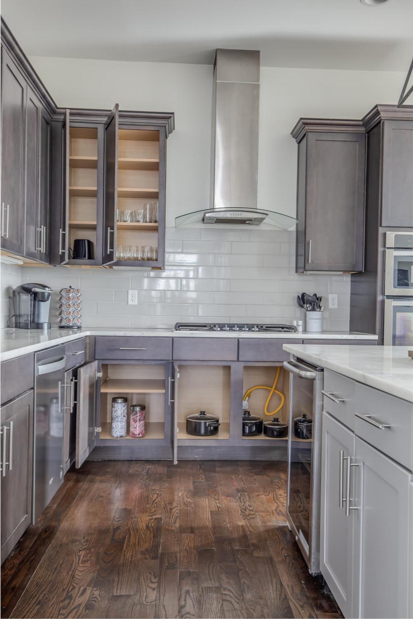 Whiskey House With Rooftop Golf, Views! 8min To Downtown! Sleeps 9! Holiday home Nashville