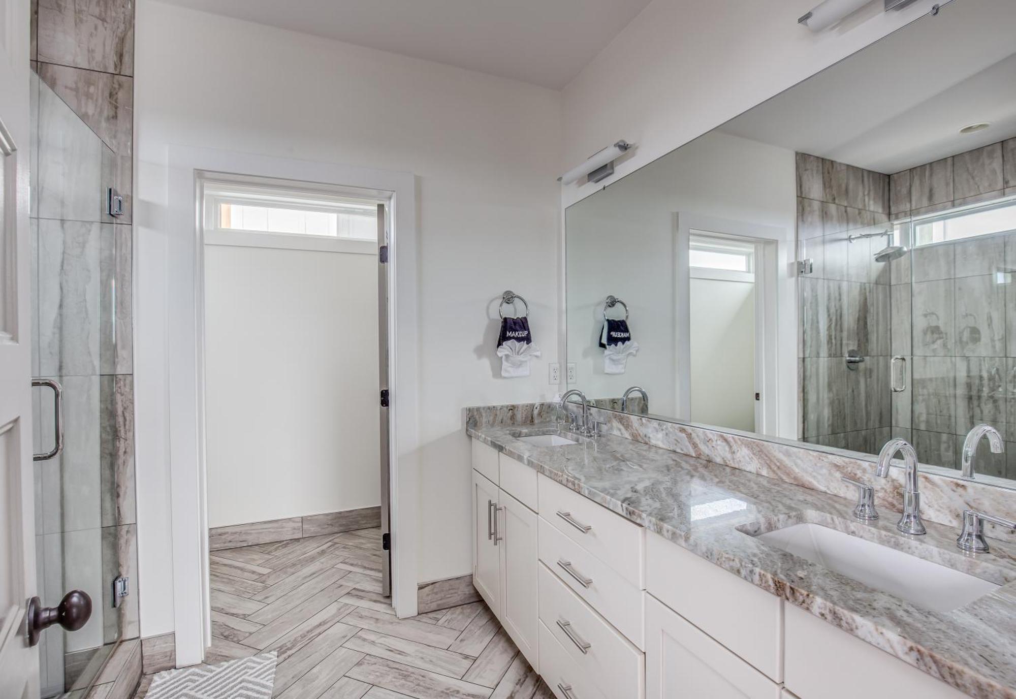 Whiskey House With Rooftop Golf, Views! 8min To Downtown! Sleeps 9!