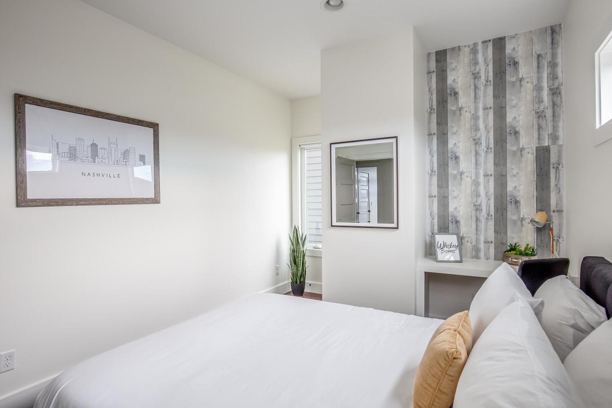 Holiday home Whiskey House With Rooftop Golf, Views! 8min To Downtown! Sleeps 9!