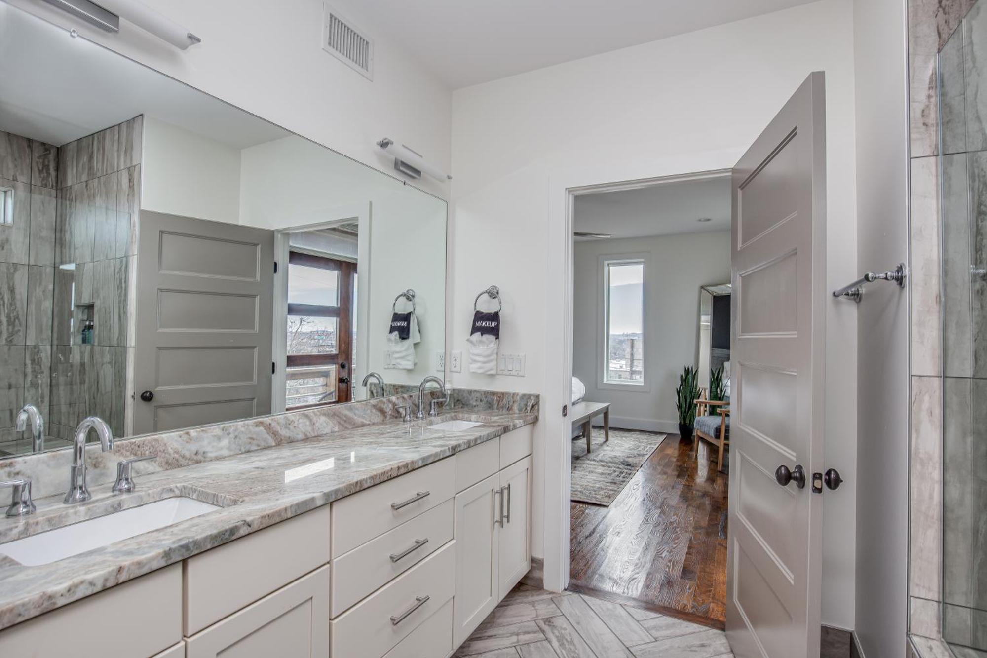 Whiskey House With Rooftop Golf, Views! 8min To Downtown! Sleeps 9! Nashville