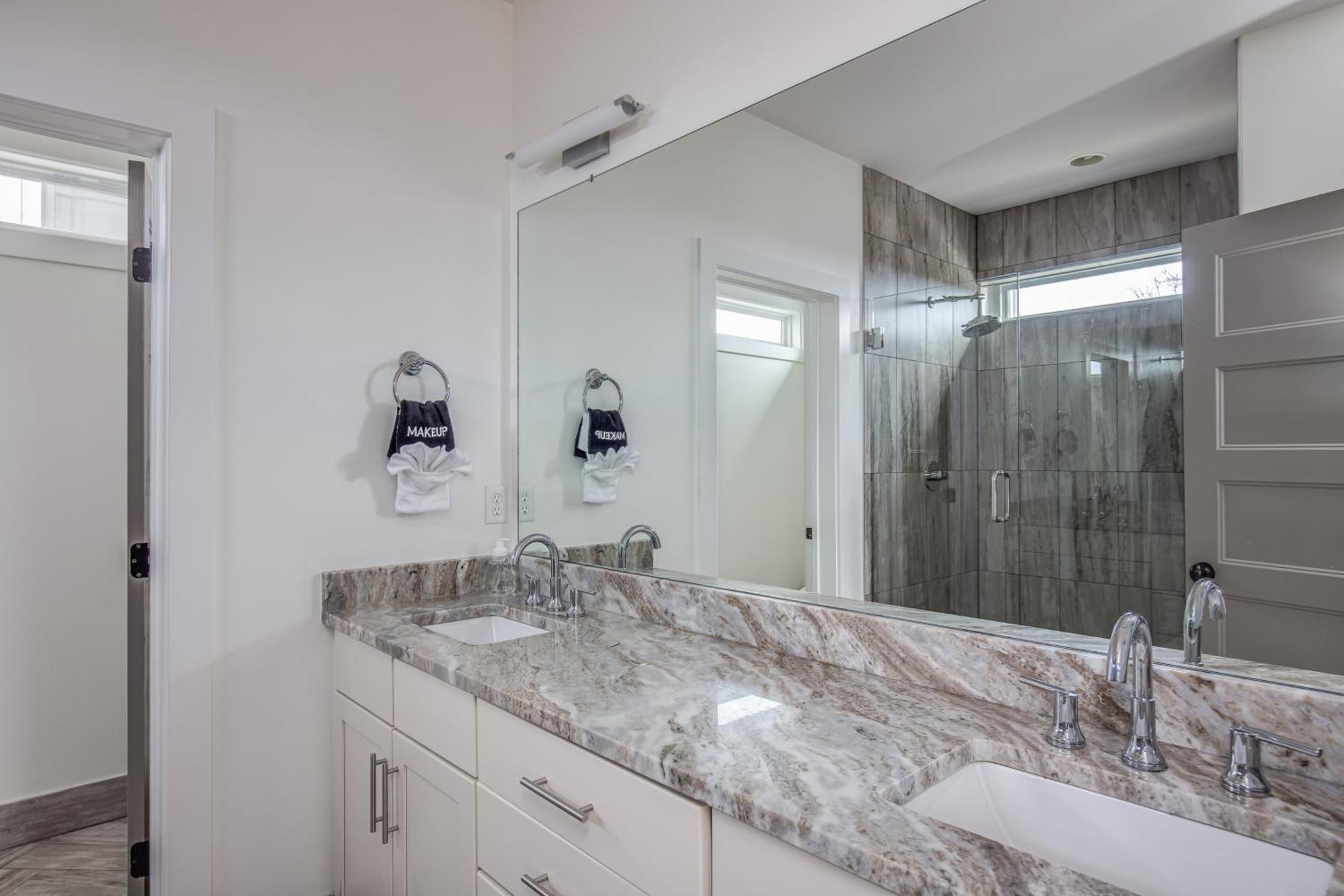 Holiday home Whiskey House With Rooftop Golf, Views! 8min To Downtown! Sleeps 9! Nashville