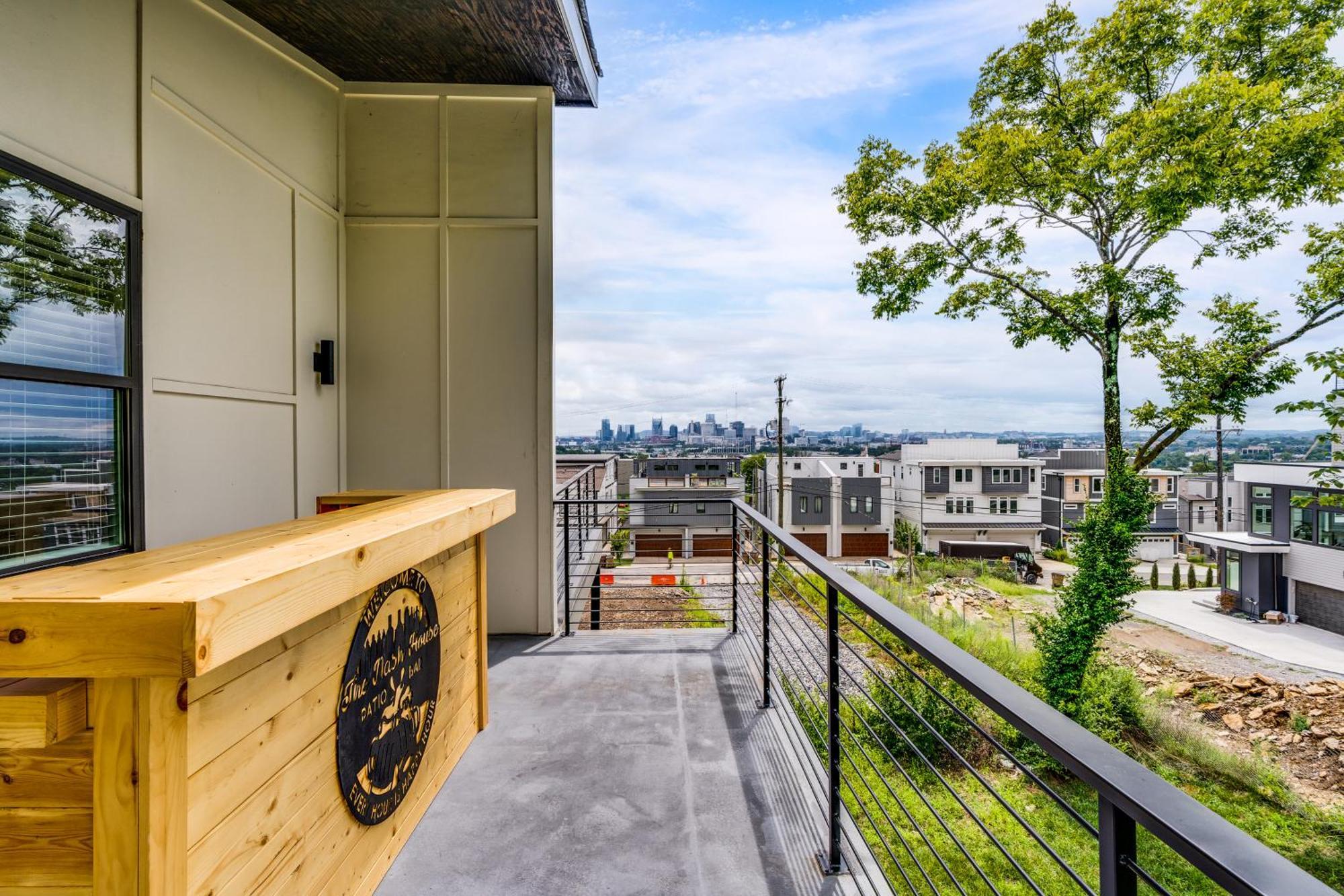 Holiday home Nash House & Bars Of Broadway With Hot Tub, Rooftop Bar And Views! 8min Downtown! Sleeps 12! Nashville
