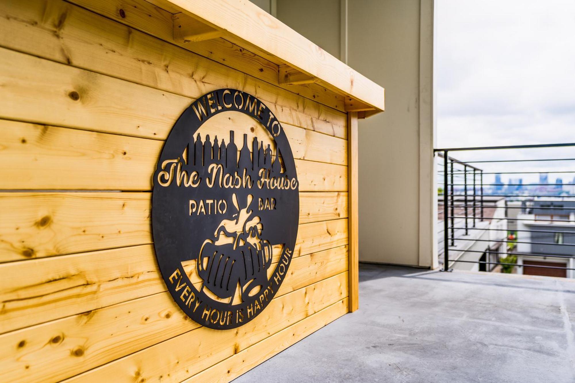 Nash House & Bars Of Broadway With Hot Tub, Rooftop Bar And Views! 8min Downtown! Sleeps 12! Holiday home *