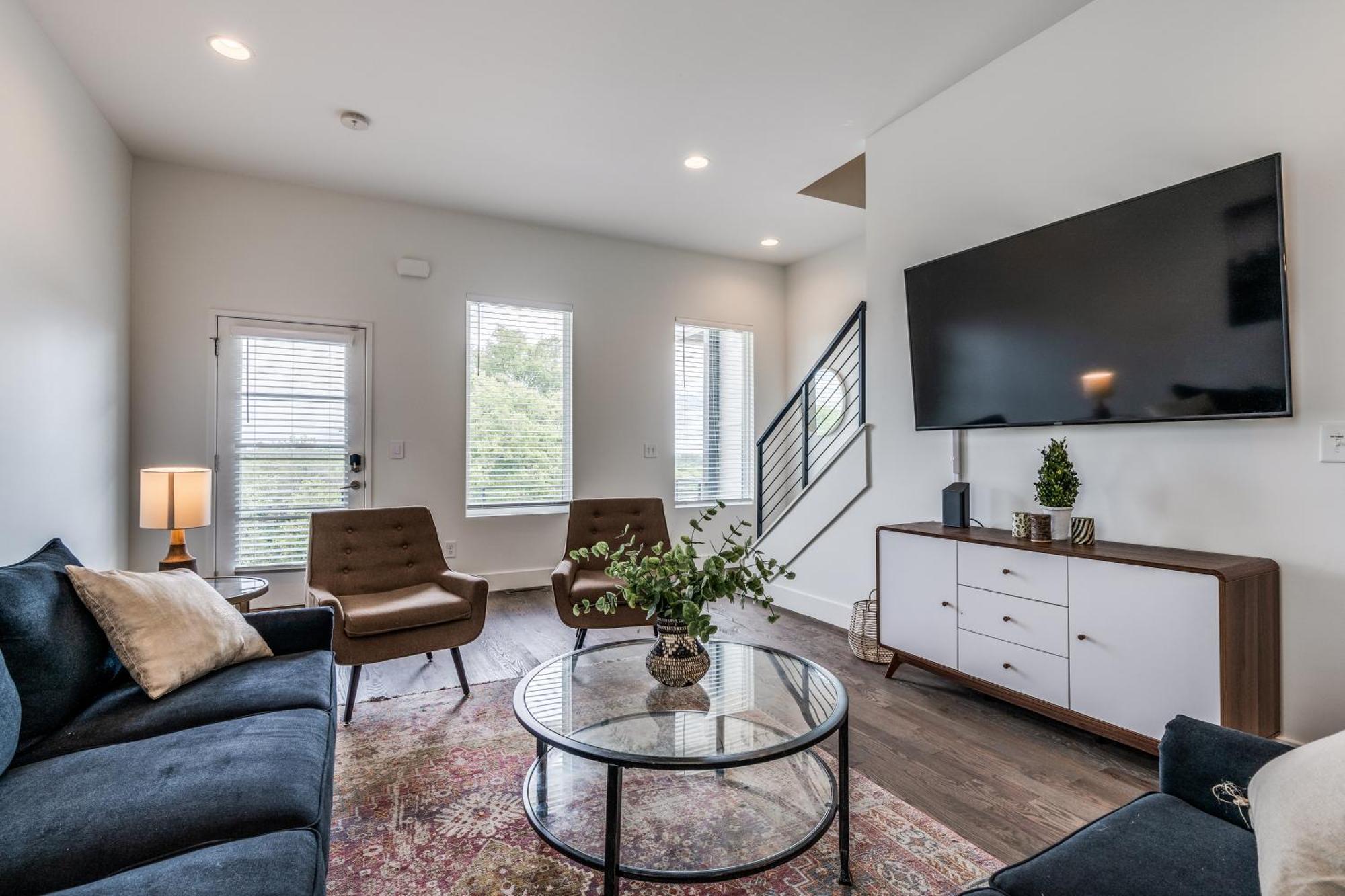 Holiday home Nash House & Bars Of Broadway With Hot Tub, Rooftop Bar And Views! 8min Downtown! Sleeps 12! *