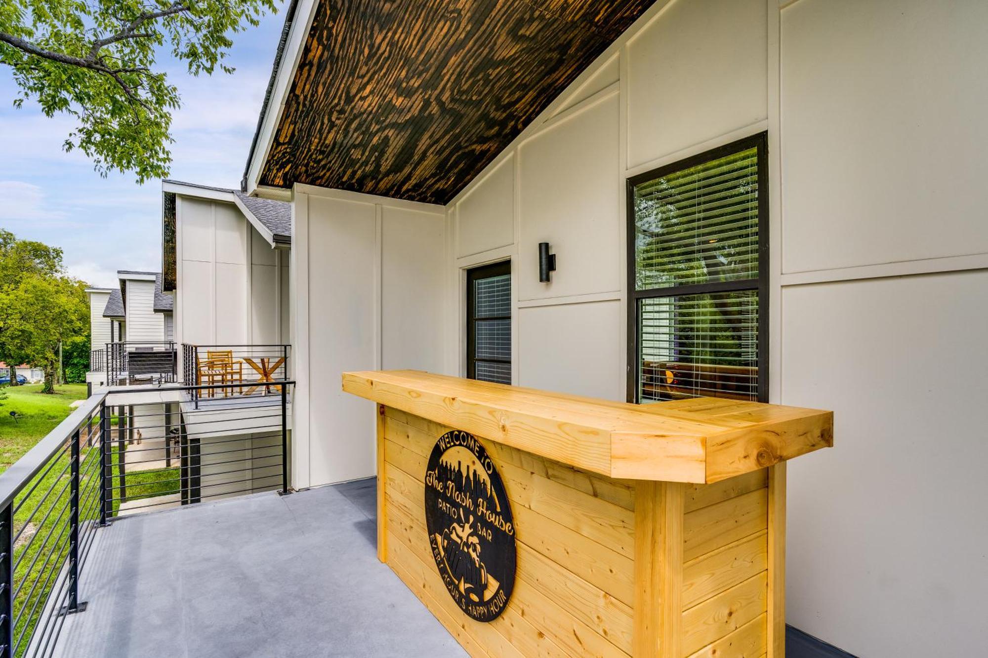 Nash House & Bars Of Broadway With Hot Tub, Rooftop Bar And Views! 8min Downtown! Sleeps 12! Holiday home *