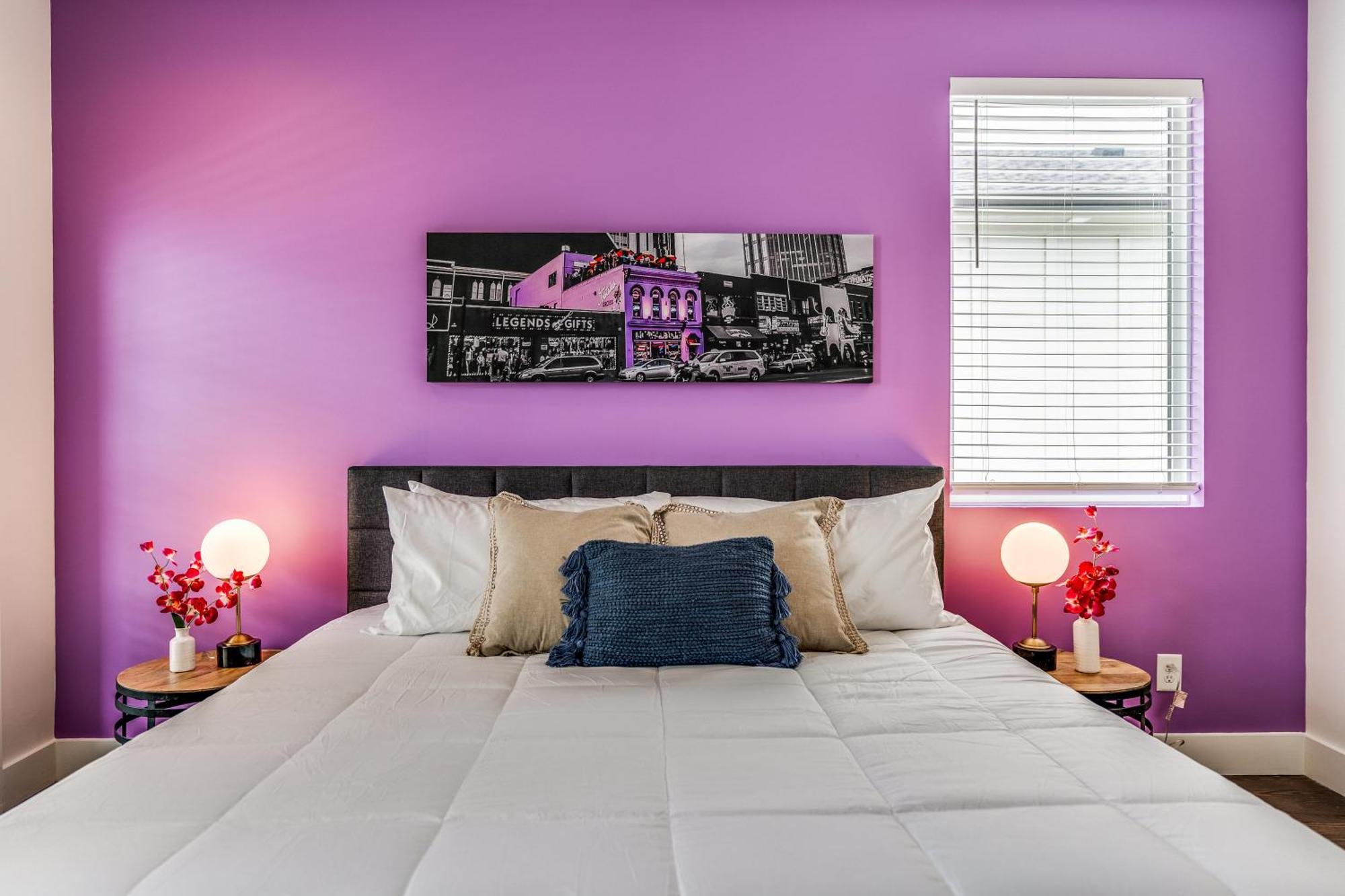 Nash House & Bars Of Broadway With Hot Tub, Rooftop Bar And Views! 8min Downtown! Sleeps 12! Holiday home *