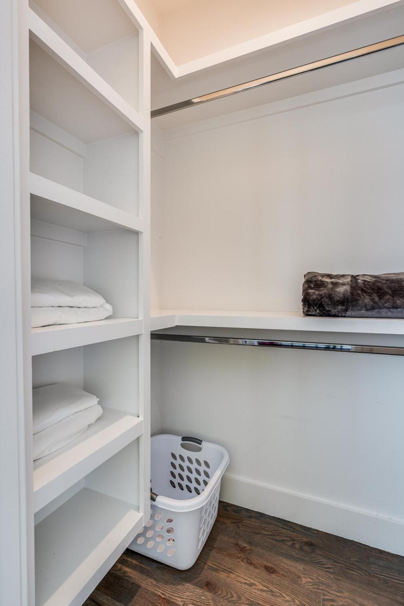 Nash House & Bars Of Broadway With Hot Tub, Rooftop Bar And Views! 8min Downtown! Sleeps 12!