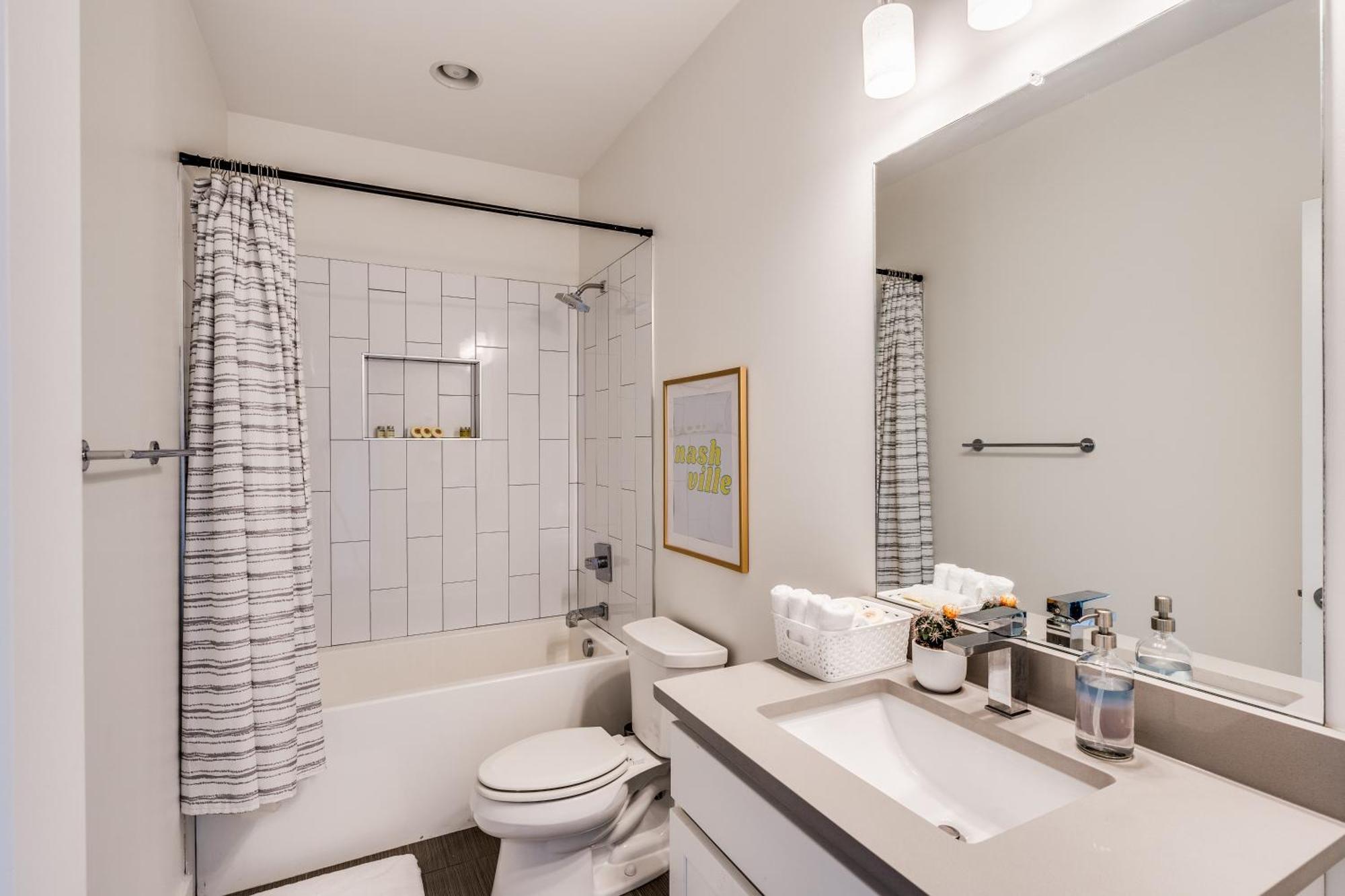 Holiday home Nash House & Bars Of Broadway With Hot Tub, Rooftop Bar And Views! 8min Downtown! Sleeps 12! Nashville