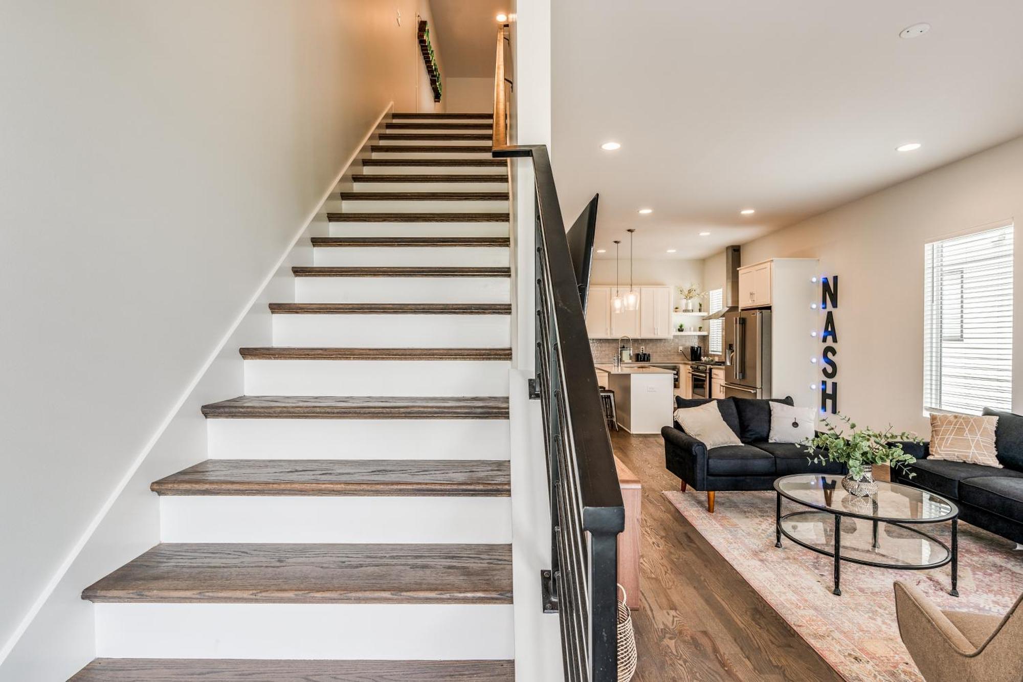 Nash House & Bars Of Broadway With Hot Tub, Rooftop Bar And Views! 8min Downtown! Sleeps 12! Holiday home *