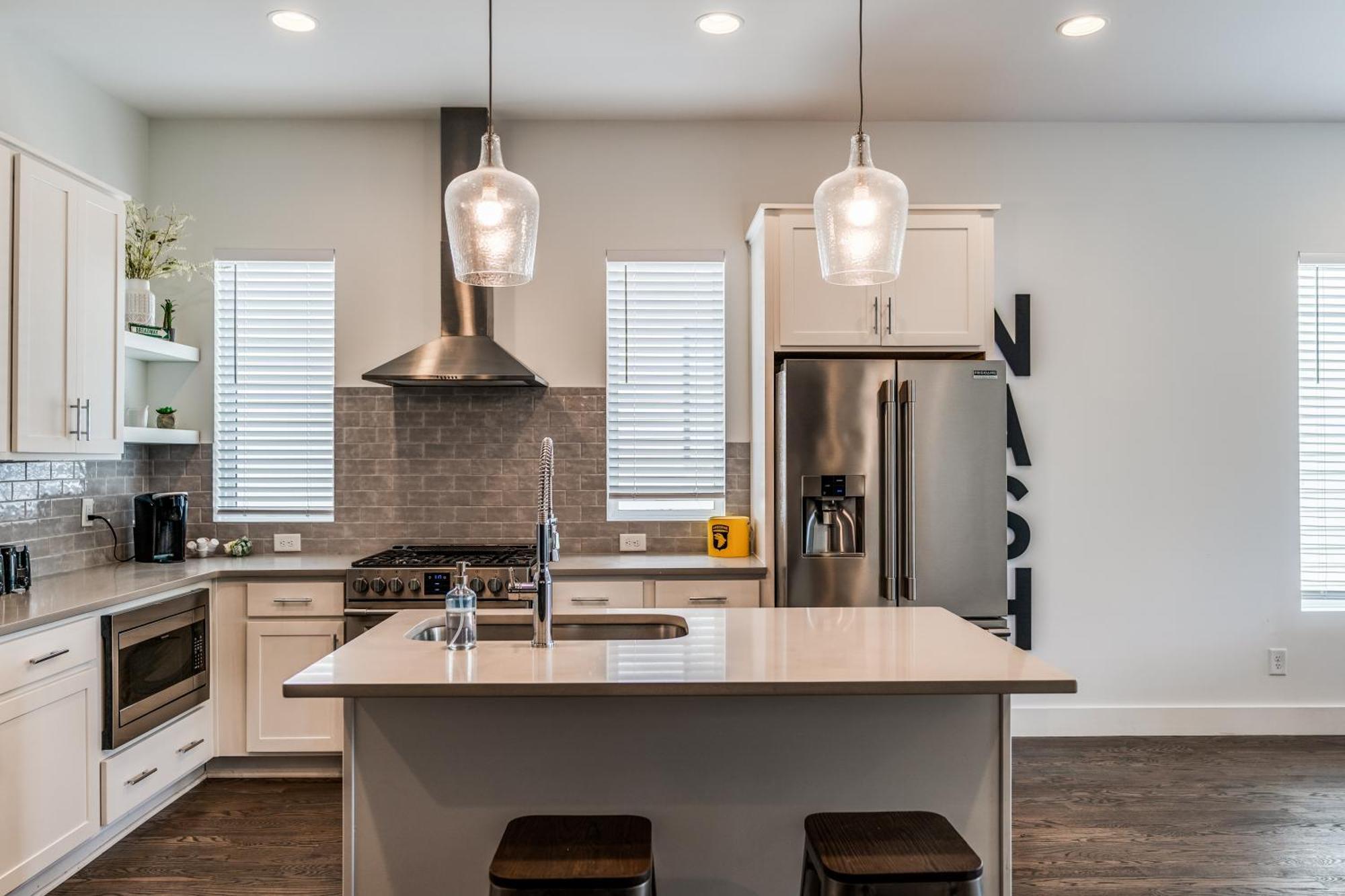 Nash House & Bars Of Broadway With Hot Tub, Rooftop Bar And Views! 8min Downtown! Sleeps 12! *