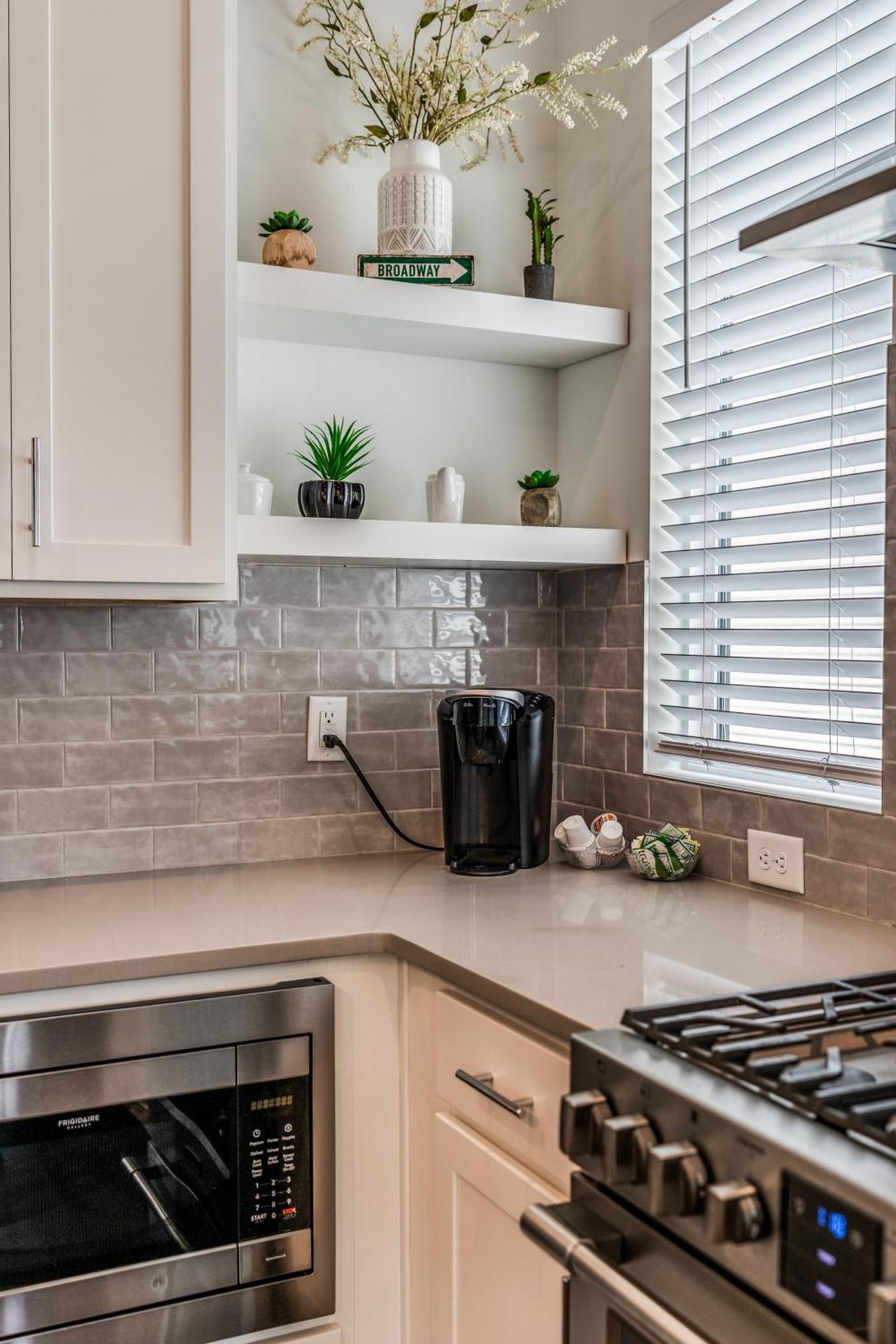 Nash House & Bars Of Broadway With Hot Tub, Rooftop Bar And Views! 8min Downtown! Sleeps 12! Holiday home *