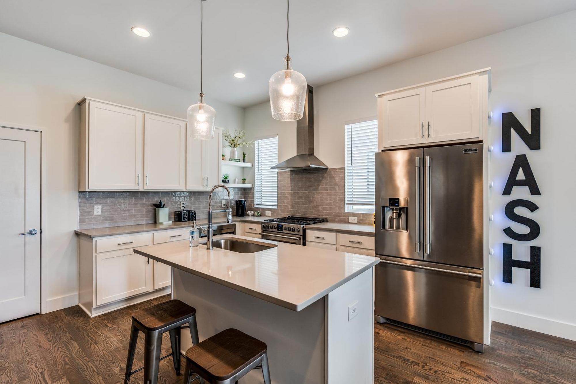 Nash House & Bars Of Broadway With Hot Tub, Rooftop Bar And Views! 8min Downtown! Sleeps 12! Nashville